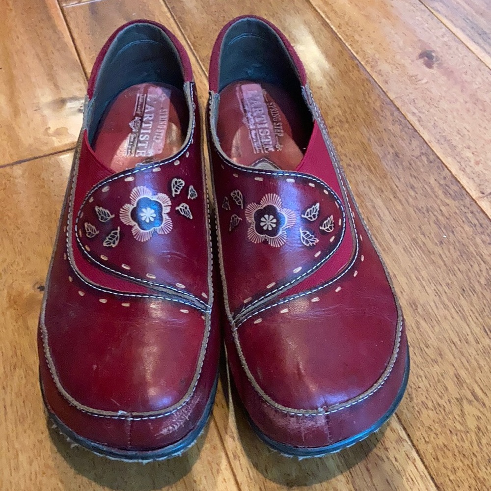 Adorable Red L’Artiste shoes